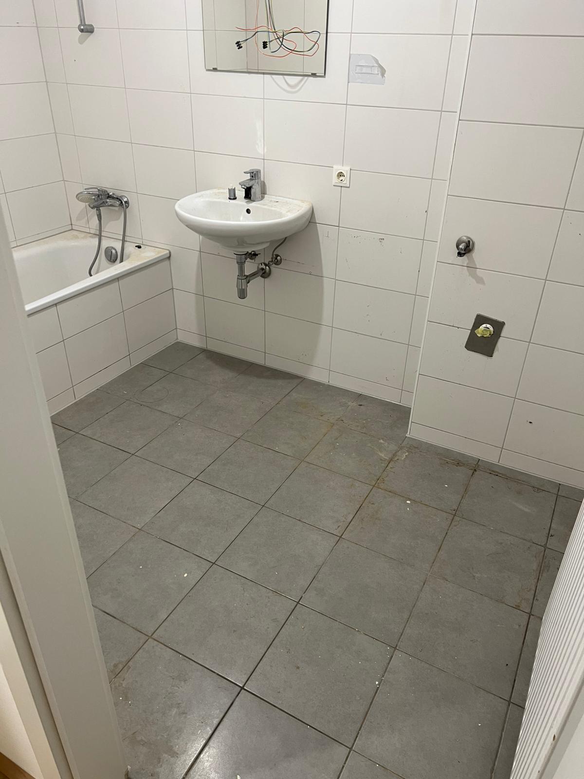 Badezimmer vor der Bauendreinigung